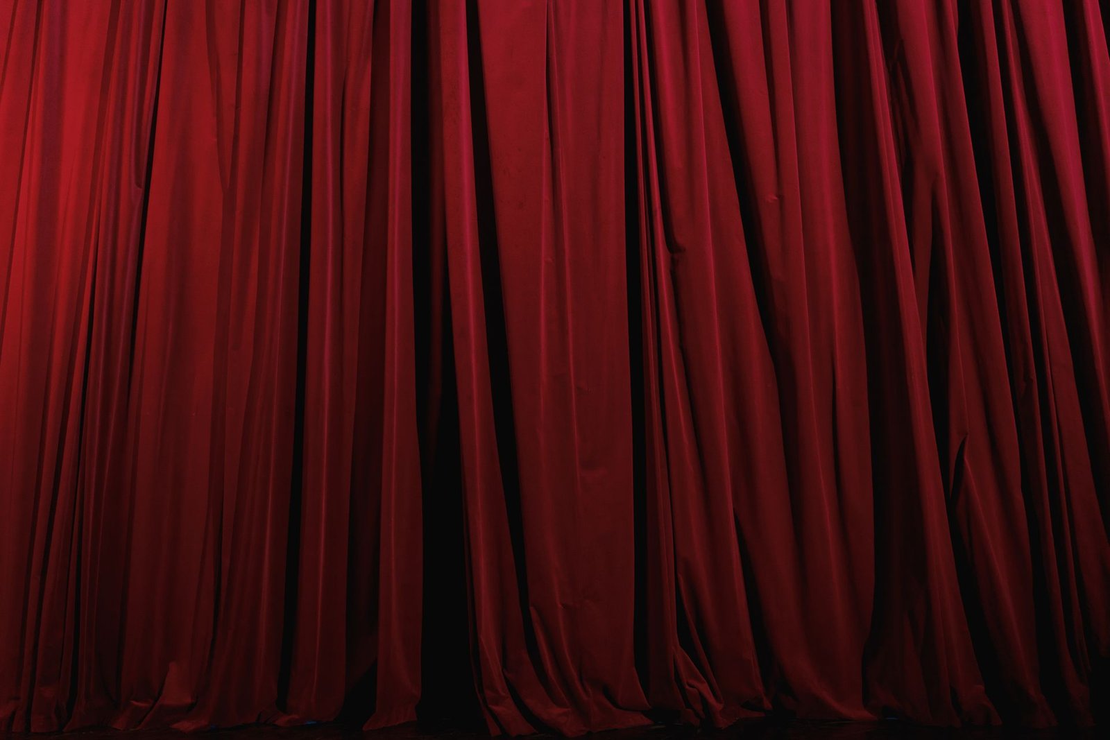 Rideau rouge de théâtre