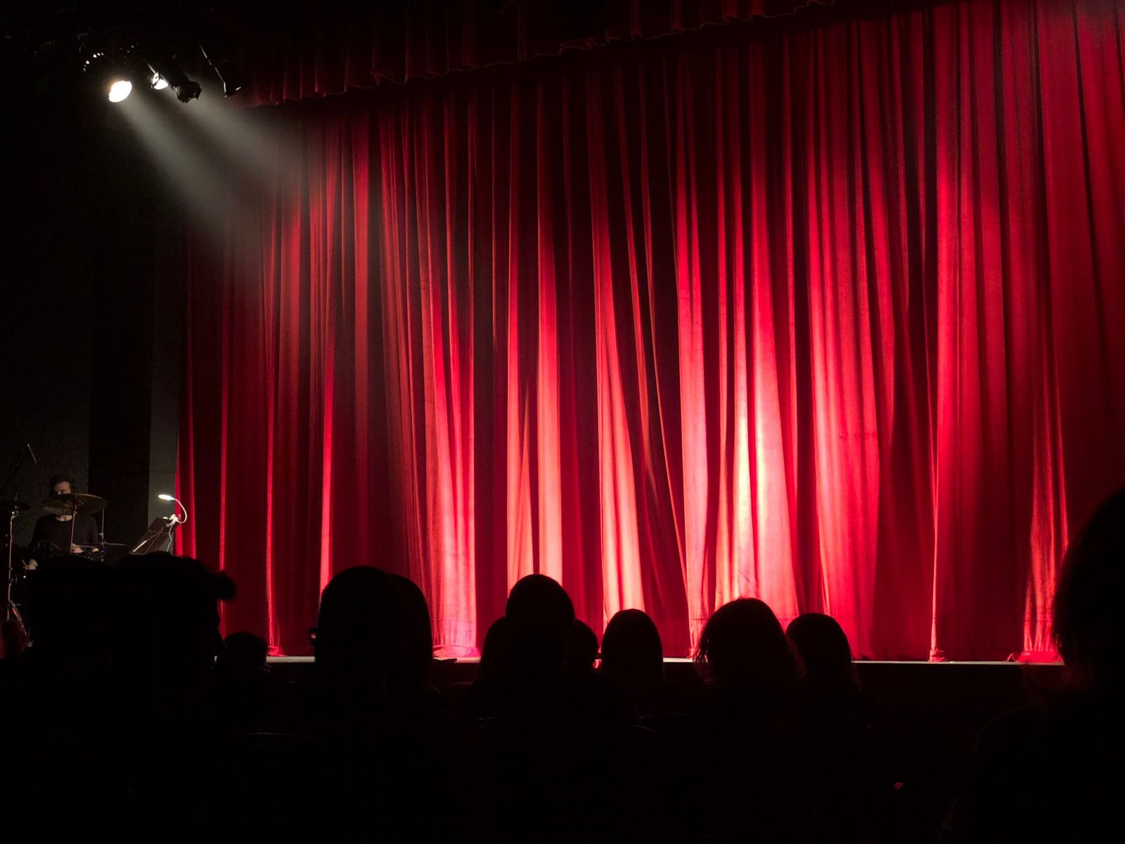 Salle de théâtre dans la pénombre