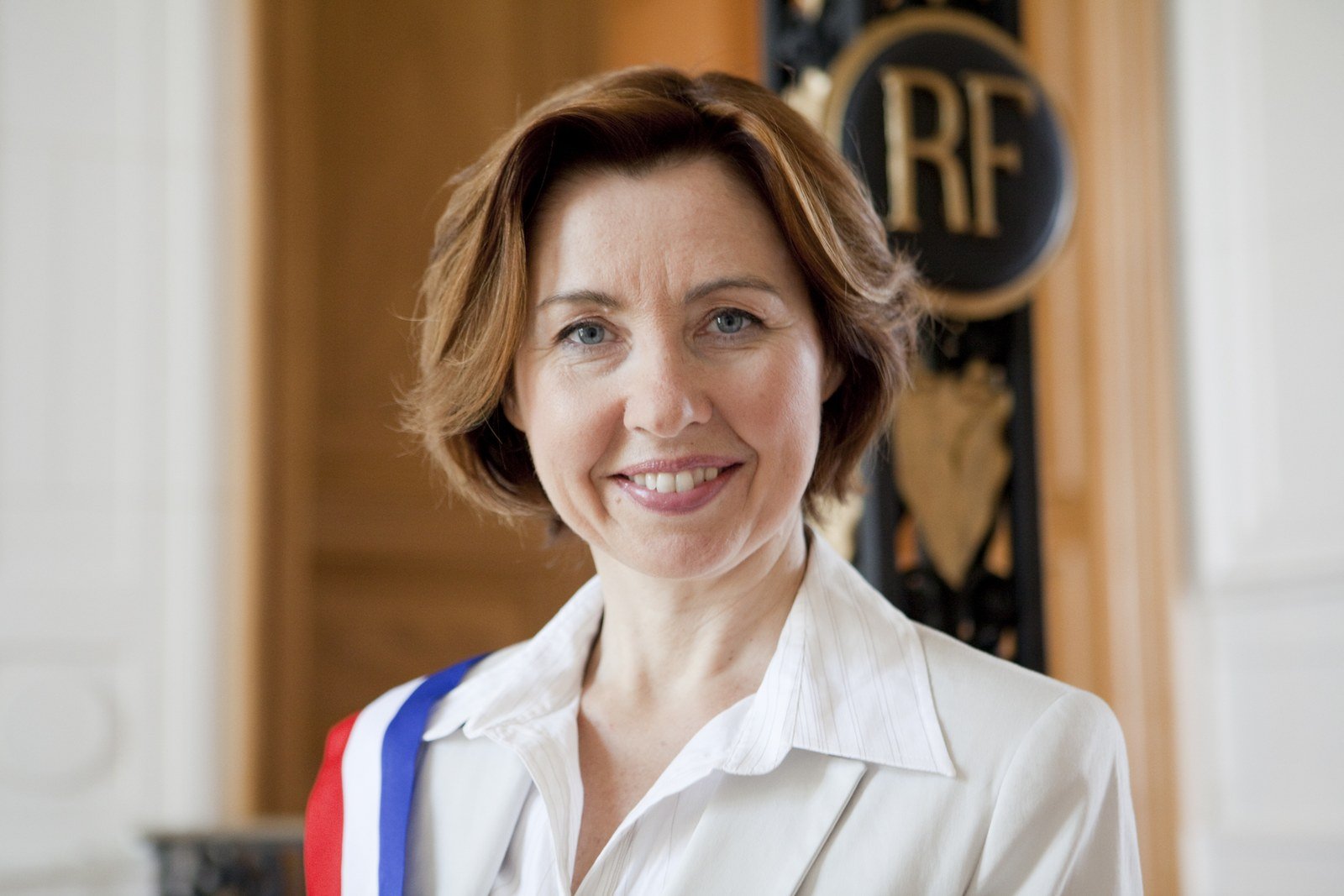 Laurence Le Dantec en écharpe tricolore de maire pour un film d'entreprise GDF Suez, 2012
